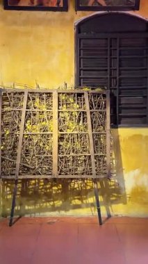 Dut yapraklarındaki tırtıl larvalarının kozasından başlayan ipek üretimi makineler ve bitmiş ürünlerle bitiyor. Makineler, ahşap makineler, ipek iplikler, insan kumaşı yok..