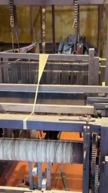 Dut yapraklarındaki tırtıl larvalarının kozasından başlayan ipek üretimi makineler ve bitmiş ürünlerle bitiyor. Makineler, ahşap makineler, ipek iplikler, insan kumaşı yok..