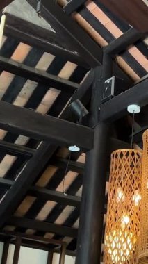 Tavanda ahşap avizeler ipek üretimi. Dut yapraklarındaki tırtıl larvalarından başlayarak makine ve bitmiş ürünlerle bitiyor. makineler ahşap ipekleri gerer