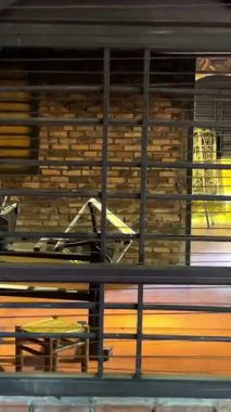 Dut yapraklarındaki tırtıl larvalarının kozasından başlayan ipek üretimi makineler ve bitmiş ürünlerle bitiyor. Makineler, ahşap makineler, ipek iplikler, insan kumaşı yok..