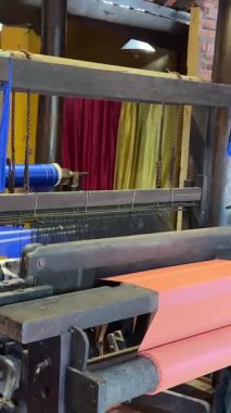 Dut yapraklarındaki tırtıl larvalarının kozasından başlayan ipek üretimi makineler ve bitmiş ürünlerle bitiyor. Makineler, ahşap makineler, ipek iplikler, insan kumaşı yok..