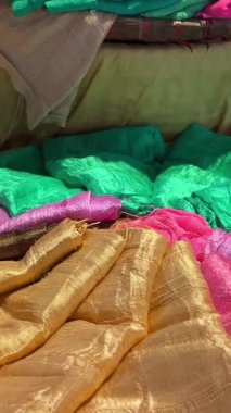 Dut yapraklarındaki tırtıl larvalarının kozasından başlayan ipek üretimi makineler ve bitmiş ürünlerle bitiyor. Makineler ipek iplik gerer, insan kumaşı olmaz. Hoi An