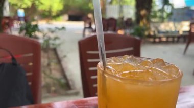 Köpükler kıvrılır ve süzülür. Köpükler kabarcıklar yükselen ve ferahlatıcı bir yaz sahnesinde dans eden berrak bir bardakta karıştırılır. Yüksek kalite 4k görüntü