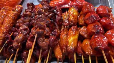 Salamura şiş kebap yapıyorum. BBC 'de ızgara yapılmış tavuk şişleri. Kömürde şiş ızgara et. Kömürlü et. Yüksek kalite 4k görüntü