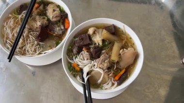 Vietnam 'da domuz eti parçalı kanlı puding çorbası. Kuzey Vietnam' da haşlanmış etle servis edilen Vietnam usulü çiğ kan tabağı. Yüksek kalite 4k görüntü