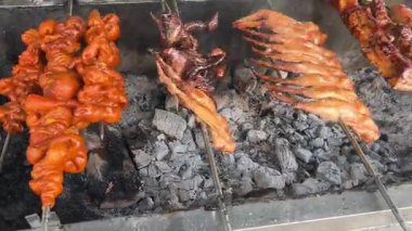 Tavuk yahnisi ateşte kızartılıyor. Sıcak kömür ve duman çıkıyor. Görüntüler, 4K görüntü, kısa video. Yüksek kalite 4k görüntü