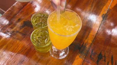 Köpükler kıvrılır ve süzülür. Köpükler kabarcıklar yükselen ve ferahlatıcı bir yaz sahnesinde dans eden berrak bir bardakta karıştırılır. Yüksek kalite 4k görüntü