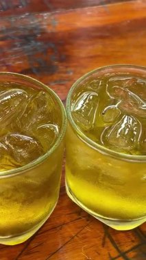 Buzlu buzlu buzlu çay. Islak bardakta taze limonata. Bir dilim limon, nane ve saman. Ağır çekim. Yüksek kalite 4k görüntü