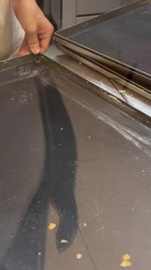 Pişirme tepsisini yağla kapla, fırça kullanarak yağla kapla. Kapatın. Yüksek kalite 4k görüntü