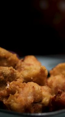 Sebze salatası ve çatallı kızarmış tavuk tabağı. Rahatlatıcı yiyecekler ve dengeli yemekler için ideal. Yüksek kalite 4k görüntü