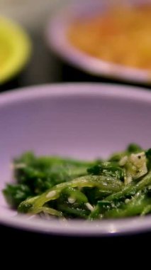 Izgarayı Kore restoranında et pişirmeye hazırlarken garson su ekliyor. Biftek pişirmek. Lokantada barbekü, Kore restoranındaki ızgarada et kızartma..