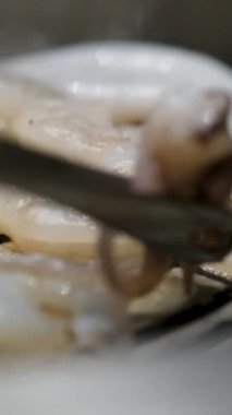 Izgara deniz ürünleri ahtapot midyesi karides sıcak bbq thai asya usulü, yavaş çekim. Yüksek kalite 4k görüntü