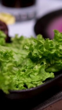 Tavada domuz pastırması dilimleri, yakın çekim. Acılı tavada kızartılmış domuz pastırması. Geleneksel kahvaltı. Yüksek kalite 4k görüntü