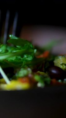 Mutfaktaki tavada yumurta, kabak ve roka ile omlet kızartıyorum. Yüksek kalite 4k görüntü