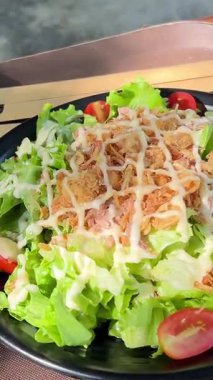 Bir sineği salatadan uzaklaştır. Yüksek kalite 4k görüntü