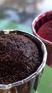 Taze pişmiş çikolatalı kekler, canlı ve fırında hazır. Yüksek kalite 4k görüntü