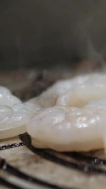 4K, ızgarada yatan taze karidesler, turuncuya dönüşmek için yakılmak, Tayland yemeğinin çok lezzetli bir parçasıdır. Yüksek kalite 4k görüntü
