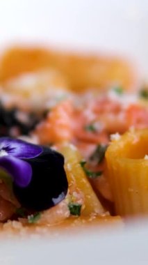 Doldurulmuş makarna tabağı üzerine sarı ve mor çiçekler. Yüksek kalite 4k görüntü