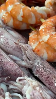 Endonezya, Bali 'deki sokak pazarında ızgara ızgara et ve deniz ürünleri. İzleme şutu. Yüksek kalite 4k görüntü