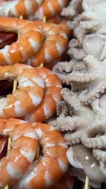 Yetenekli bir aşçıdan lezzetli karides şiş ızgara. ahtapotlar ve mürekkep balıkları