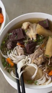 Vietnam 'da domuz eti parçalı kanlı puding çorbası. Kuzey Vietnam' da haşlanmış etle servis edilen Vietnam usulü çiğ kan tabağı. Yüksek kalite 4k görüntü