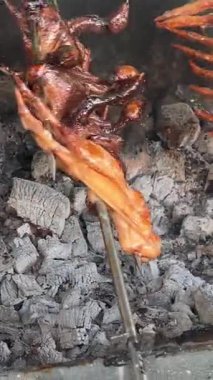 Tavuk yahnisi ateşte kızartılıyor. Sıcak kömür ve duman çıkıyor. Görüntüler, 4K görüntü, kısa video. Yüksek kalite 4k görüntü