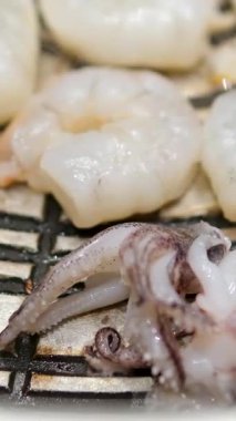 Yağlı tavada kızartılmış karidesler, yaklaşın. Yüksek kalite 4k görüntü