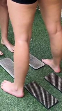 Meditasyon dersi sırasında bir insan ayağı çivilerin üzerinde yürür. Sadhu tahtasında insan ayağının yakın çekimi. Ruhani yoga uygulaması, alternatif tıp konsepti. Yüksek kalite 4k görüntü