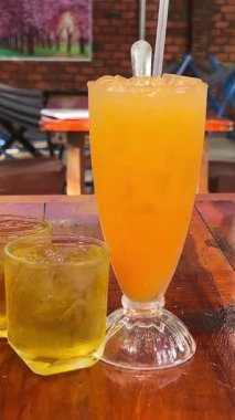 Köpükler kıvrılır ve süzülür. Köpükler kabarcıklar yükselen ve ferahlatıcı bir yaz sahnesinde dans eden berrak bir bardakta karıştırılır. Yüksek kalite 4k görüntü