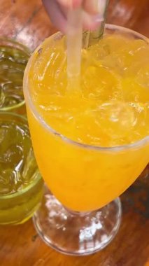 Köpükler kıvrılır ve süzülür. Köpükler kabarcıklar yükselen ve ferahlatıcı bir yaz sahnesinde dans eden berrak bir bardakta karıştırılır. Yüksek kalite 4k görüntü