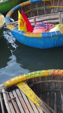 Bambu ve rattan yapılmış Asya sepetli bir teknenin yakın çekim görüntüsü. Zümrüt yeşili sularda sallanan sepet tekne. Kıyı bölgelerinde balıkçılar tarafından kullanılan sepet teknesi..