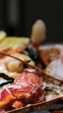 Çiçekli garnitürlü buzlu Somon Sashimi Tabağı. Yüksek kalite 4k görüntü