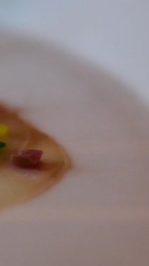 Kızarmış pisi balığı. Havuç, brokoli, karnabahar ve bir dilim limonlu turbot filetosu.. 