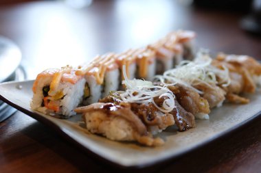 Suşi ve sığır eti. Somon ızgara kırmızı balık. Somon balığı, Asya mutfağı deneyleri farklı türde. Yüksek kalite fotoğraf