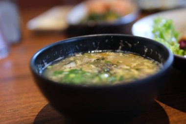 Çin lahanası ve bambu tepside doğranmış domuz çorbası. Yumurta çorbası