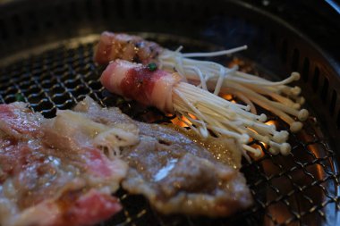 Et içindeki ince mantarlar, beyaz ince mantarlı bir tabakta ızgara et. Yüksek kalite fotoğraf