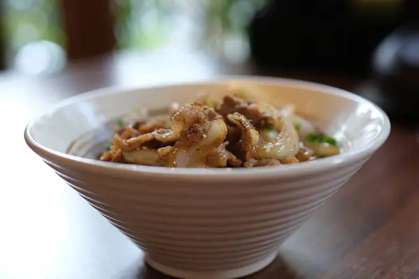 Biftek ve brokoli yeşil arka planda bir tabakta pirinçle servis edilir. Yüksek kalite 