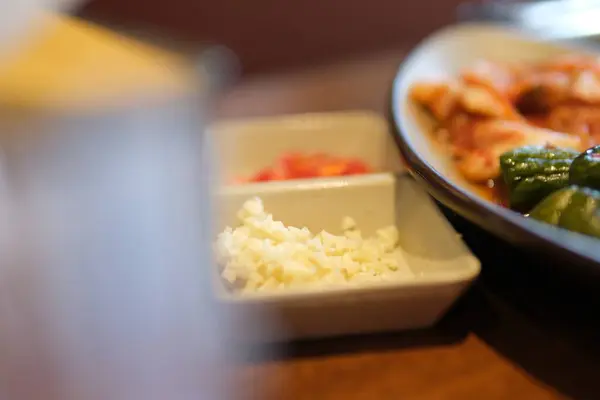 Vietnamlı acılı biber, sarımsaklı ve patlıcanlı. lahana turşusu, acı biber sarımsağı