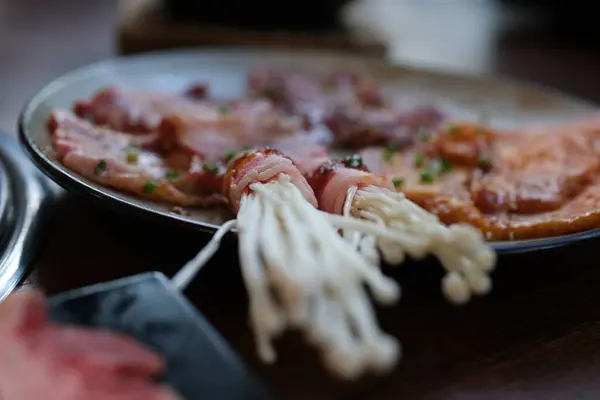 Et içindeki ince mantarlar, beyaz ince mantarlı bir tabakta ızgara et. Yüksek kalite fotoğraf