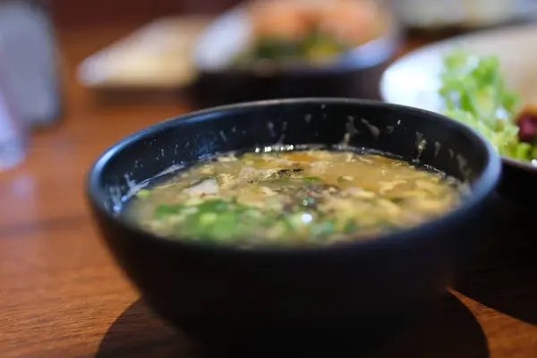 Çin lahanası ve bambu tepside doğranmış domuz çorbası. Yumurta çorbası