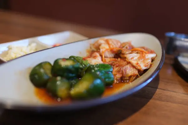 Hardallı ve kişniş tohumlu salatalık dilimleri. lahana turşusu.