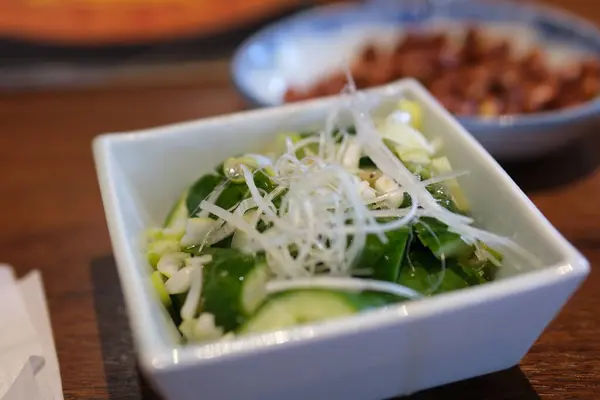 Ev yapımı yemekler, hafif tuzlu salatalık ve baharat. Az tuzlu salatalık turşusu