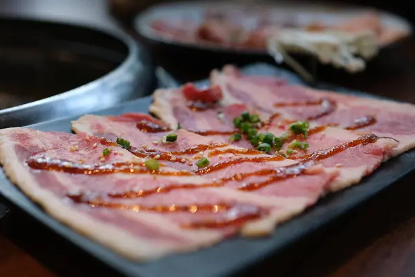 Çiğ bbq kaburga, ızgara için marine edilmiş et, beyaz arka planda izole edilmiş. Yüksek kalite fotoğraf