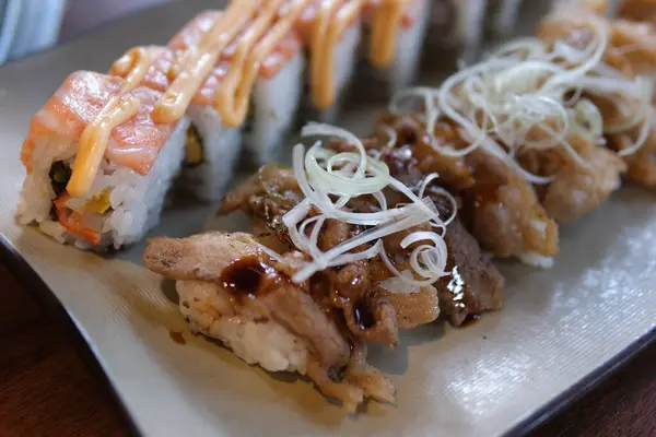 Domuz etli suşi ve kızarmış et. somon ızgara kırmızı balık somon asya mutfağı farklı türde deneyler yapar.