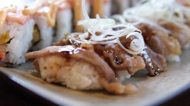 Suşi ve sığır eti. Somon ızgara kırmızı balık. Somon balığı, Asya mutfağı deneyleri farklı türde. Yüksek kalite fotoğraf