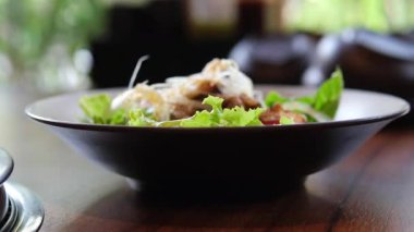 Baharatlı sığır eti dilimleri havuç, domates, salatalık, maydanoz, turp ve salata yapraklı ıspanak, roket, eski ahşap masada kırmızı yakut bahçesi. Yüksek kalite 