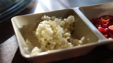 Vietnamlı acılı biber, sarımsaklı ve patlıcanlı. lahana turşusu, acı biber sarımsağı