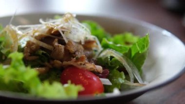 Baharatlı sığır eti dilimleri havuç, domates, salatalık, maydanoz, turp ve salata yapraklı ıspanak, roket, eski ahşap masada kırmızı yakut bahçesi. Yüksek kalite 