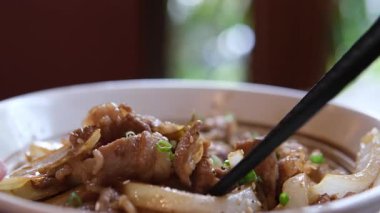 Biftek ve brokoli yeşil arka planda bir tabakta pirinçle servis edilir. Yüksek kalite 