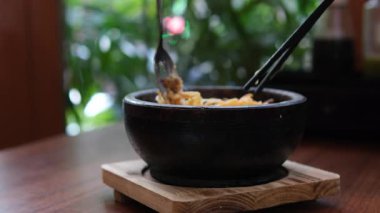 Geleneksel Stone Boul pirinci. Asya mutfağından taze yumurta sarısı. Sıcak pirinç çubuklarında. Demonte.